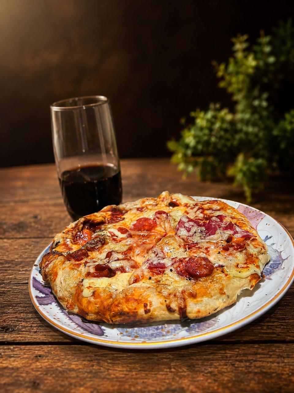 Pizza artesanal recién horneada servida en el restaurante
