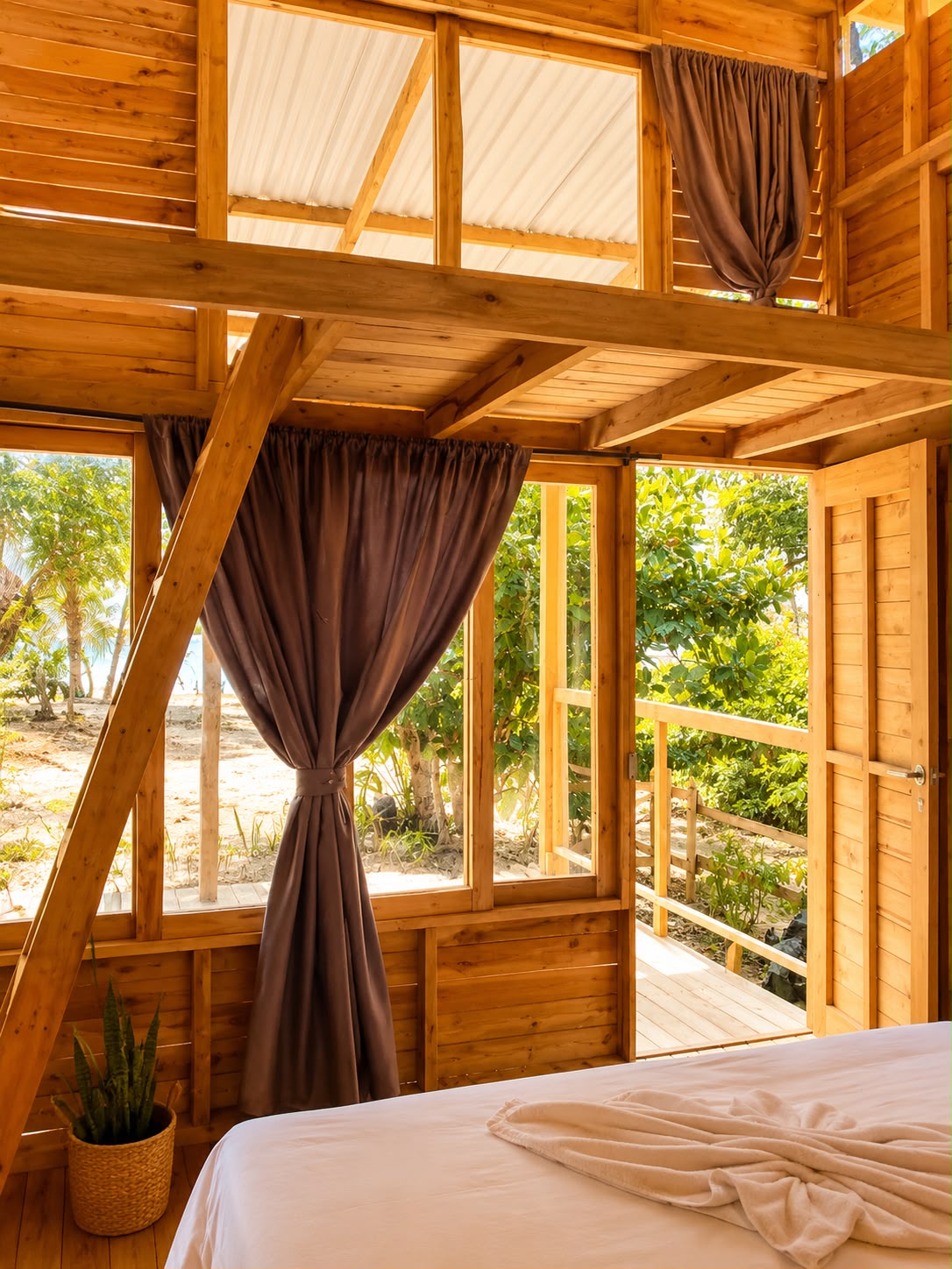 Interior de habitación con vista al jardín